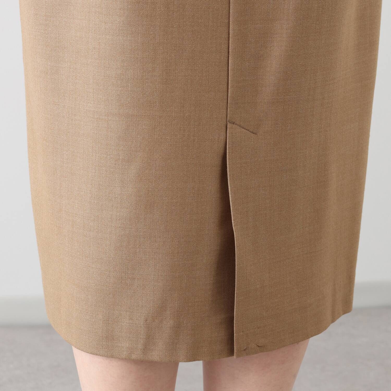 レア　ジェム ミニマルデザインで品良く ウールトリアセテート混 コクーンワンピース