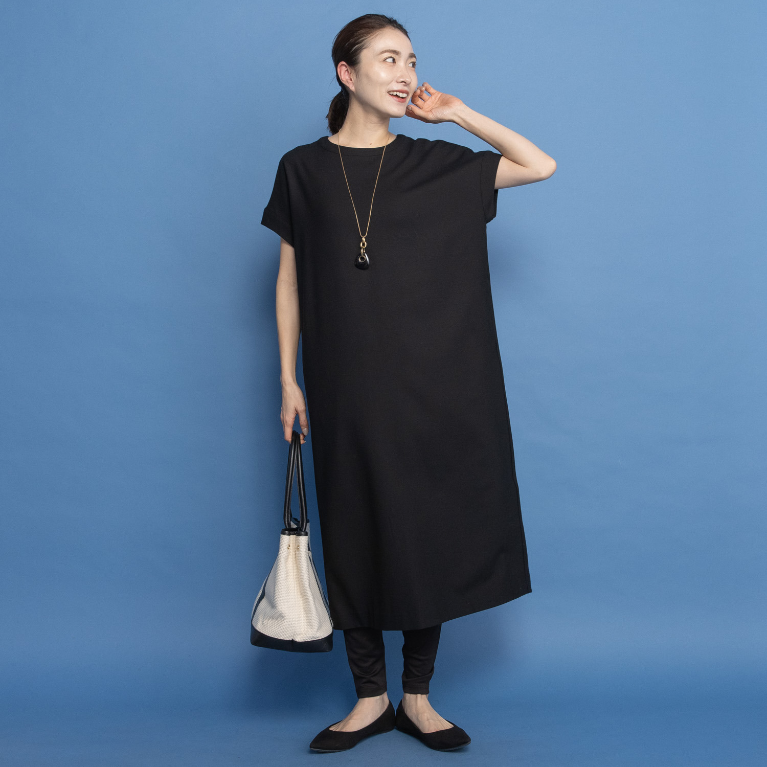 レア　ジェム ミニマルデザインで品良く ウールトリアセテート混 コクーンワンピース