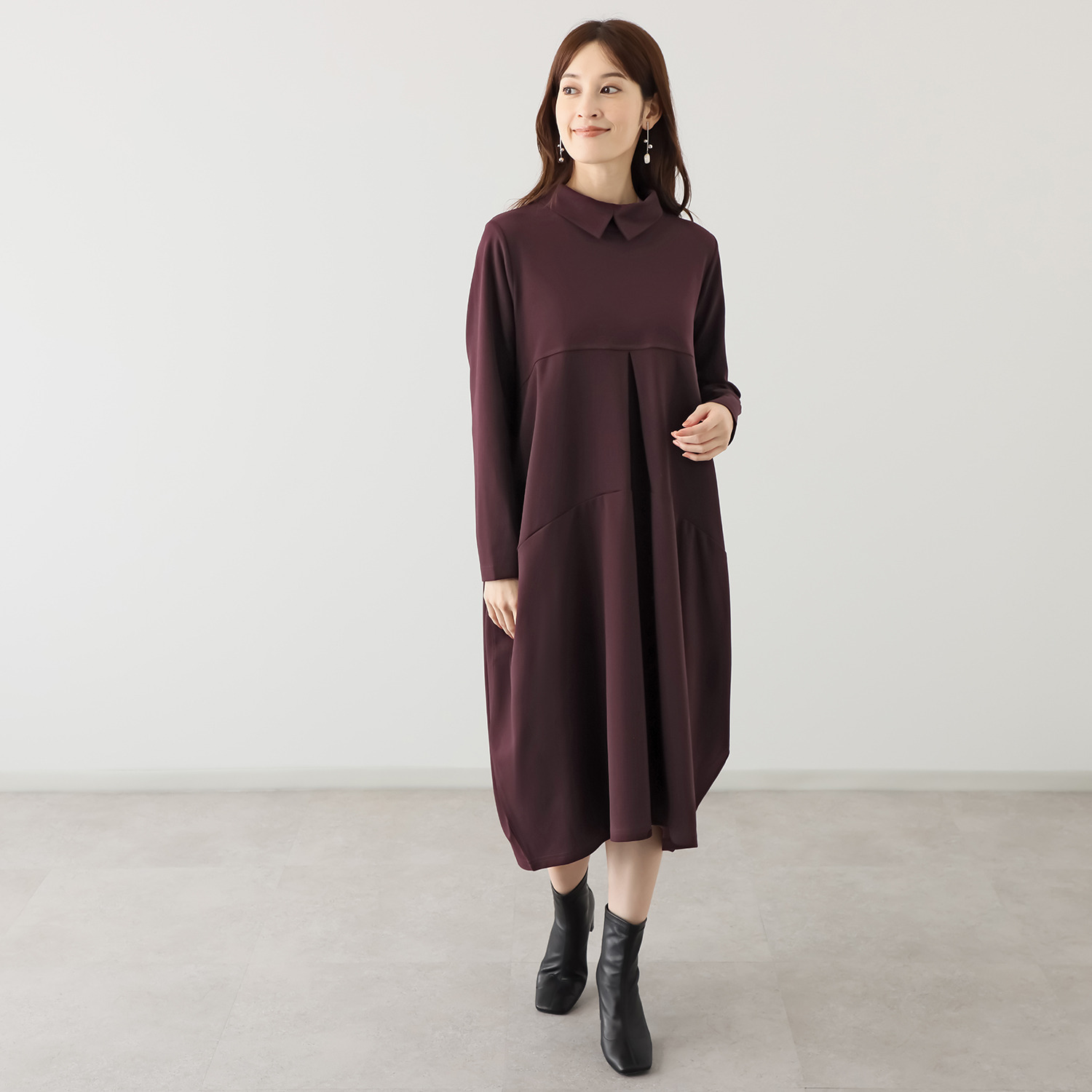 ヒロコ　デシネール チビスリット入り ロールカラー＆ 流れるフロントタックと ドレープが美しい バレルシルエット ワンピース