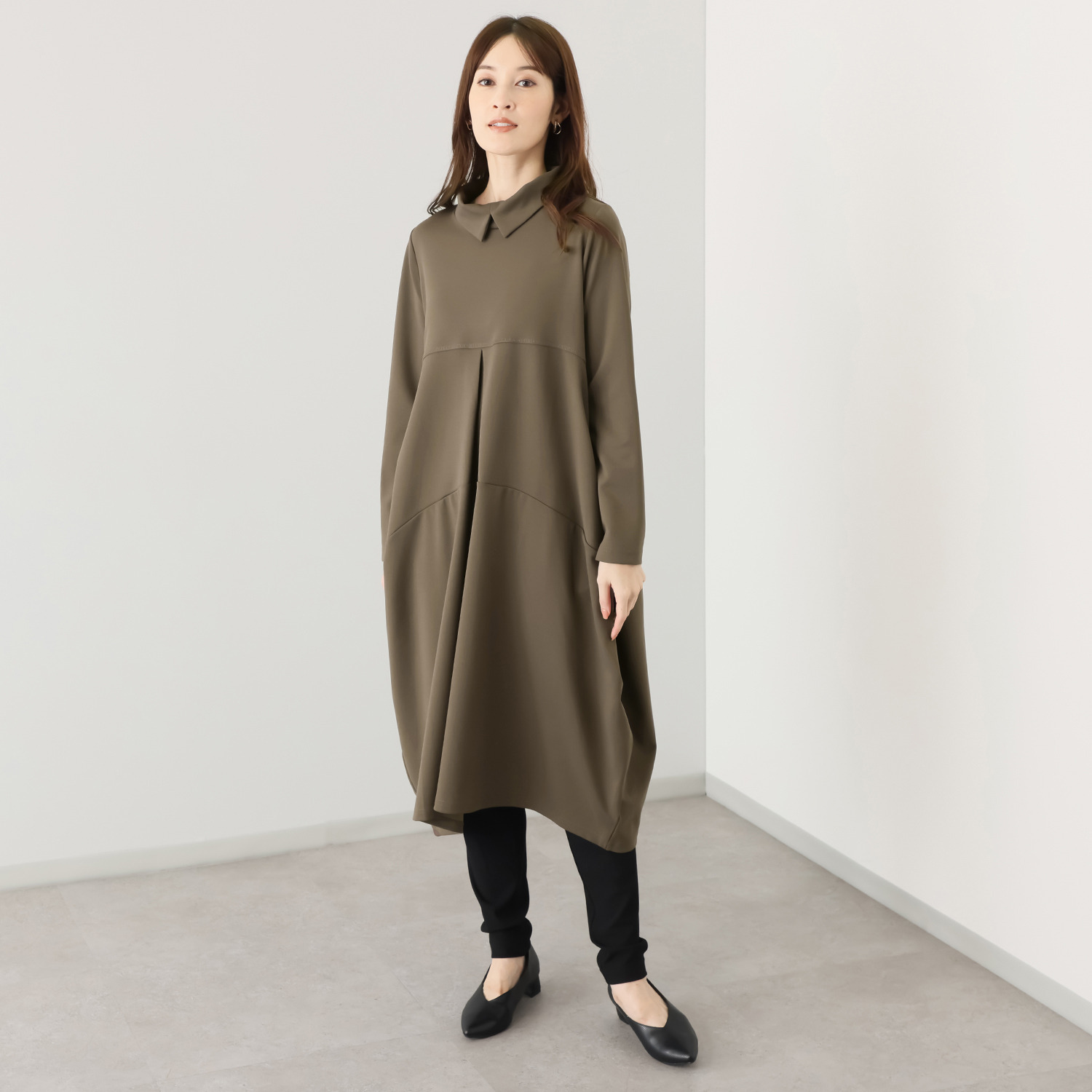 ヒロコ　デシネール チビスリット入り ロールカラー＆ 流れるフロントタックと ドレープが美しい バレルシルエット ワンピース