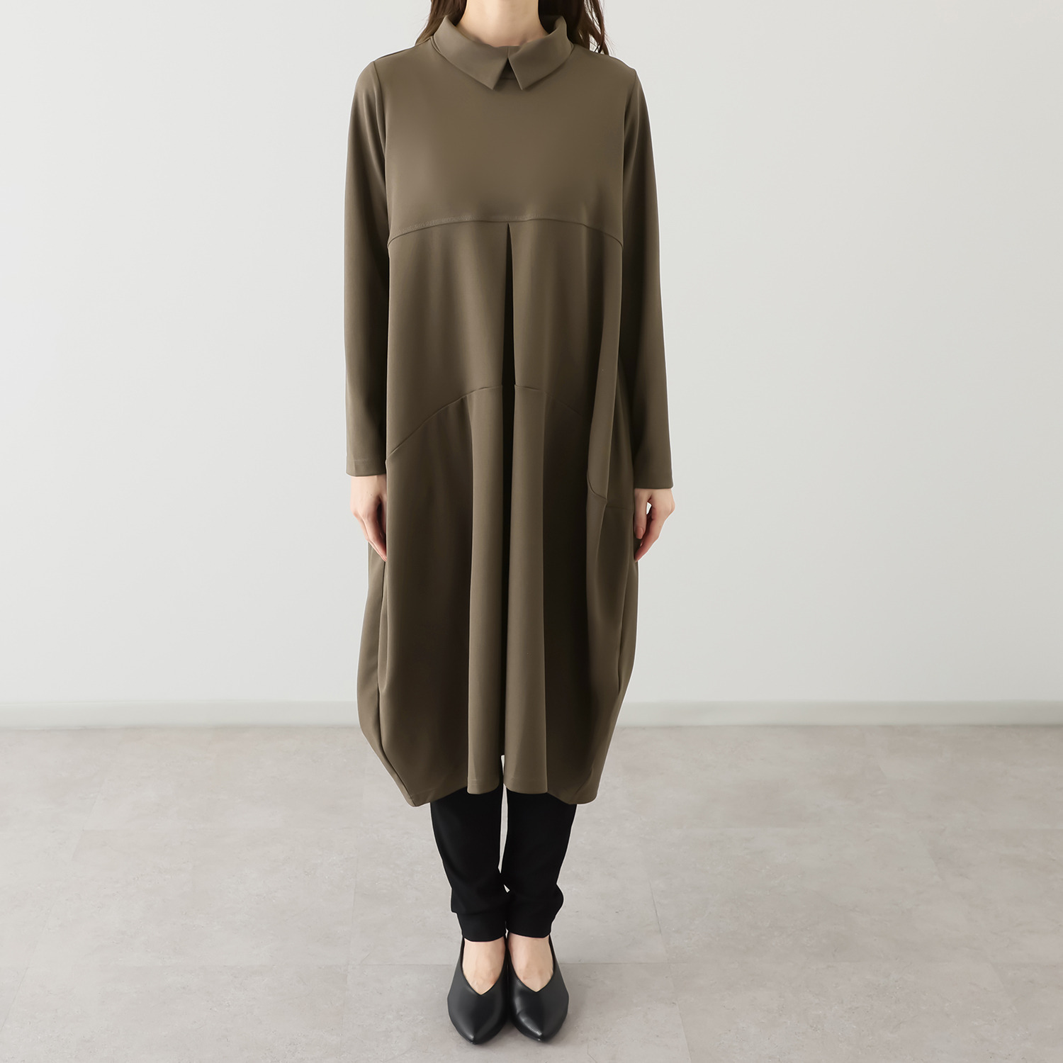 ヒロコ　デシネール チビスリット入り ロールカラー＆ 流れるフロントタックと ドレープが美しい バレルシルエット ワンピース