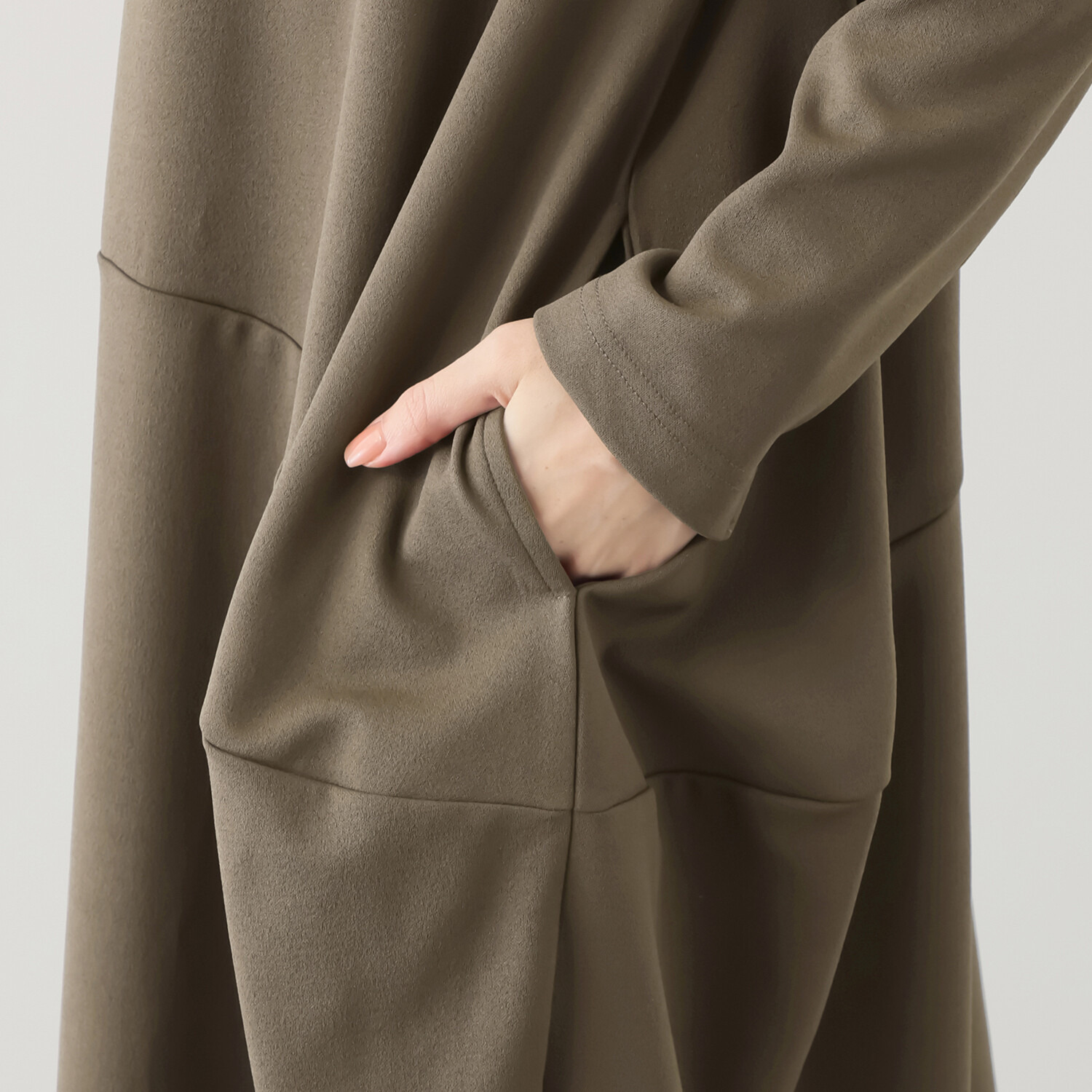 ヒロコ　デシネール チビスリット入り ロールカラー＆ 流れるフロントタックと ドレープが美しい バレルシルエット ワンピース