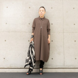 ヒロコ　デシネール チビスリット入り ロールカラー＆ 流れるフロントタックと ドレープが美しい バレルシルエット ワンピース