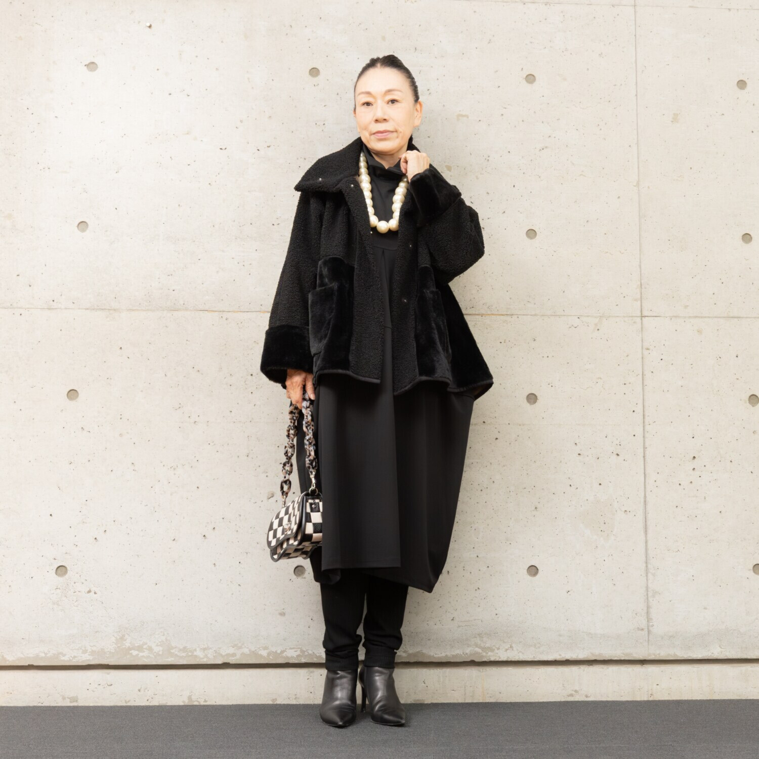 ヒロコ　デシネール チビスリット入り ロールカラー＆ 流れるフロントタックと ドレープが美しい バレルシルエット ワンピース