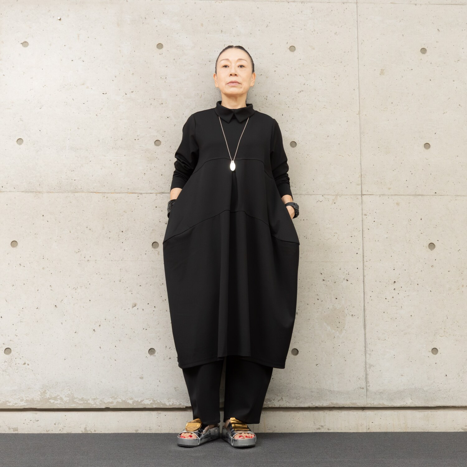 ヒロコ　デシネール チビスリット入り ロールカラー＆ 流れるフロントタックと ドレープが美しい バレルシルエット ワンピース