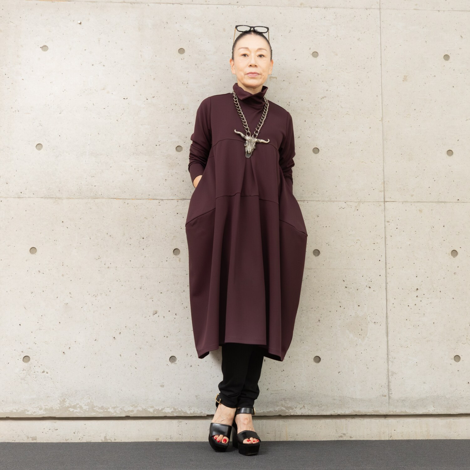 ヒロコ　デシネール チビスリット入り ロールカラー＆ 流れるフロントタックと ドレープが美しい バレルシルエット ワンピース