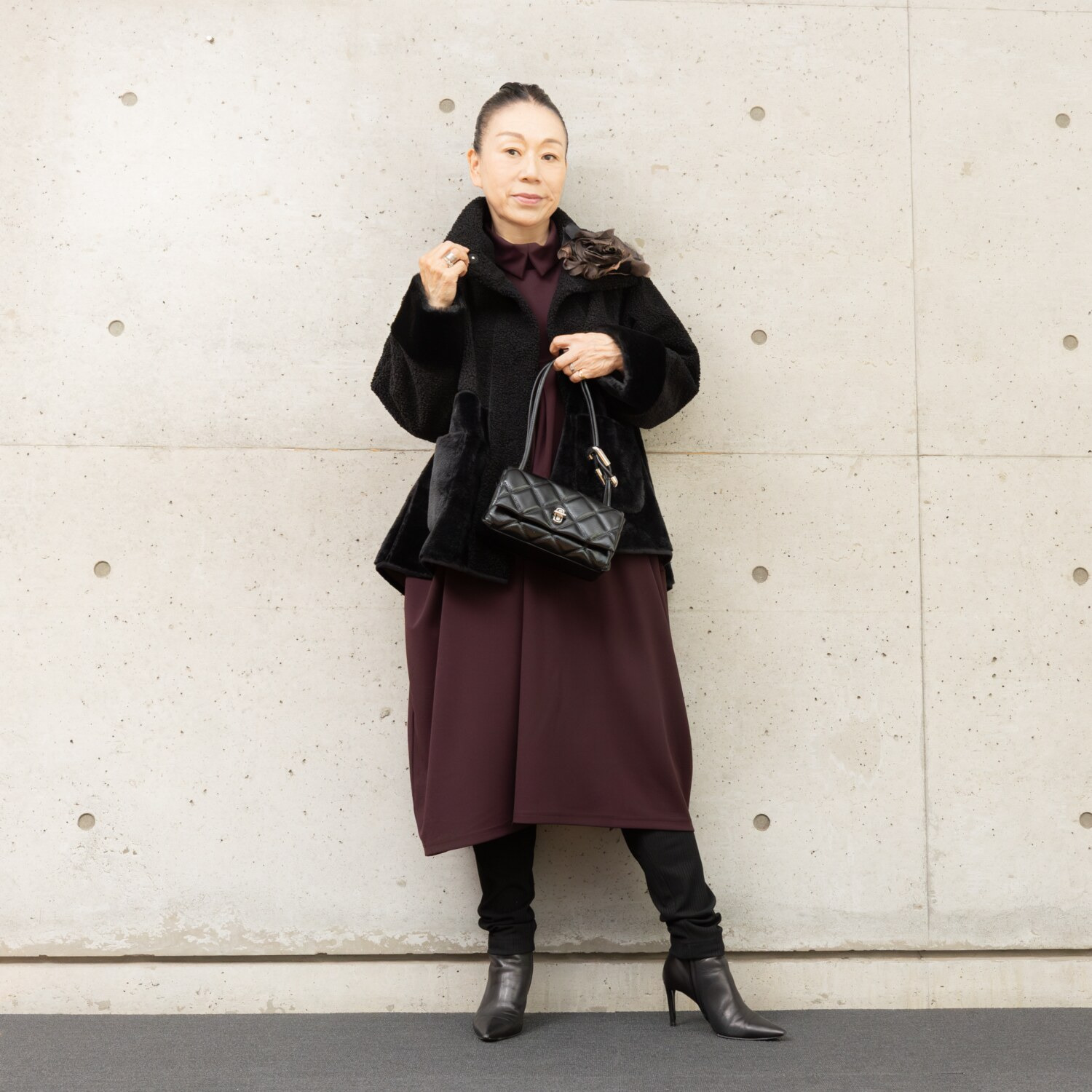 ヒロコ　デシネール チビスリット入り ロールカラー＆ 流れるフロントタックと ドレープが美しい バレルシルエット ワンピース