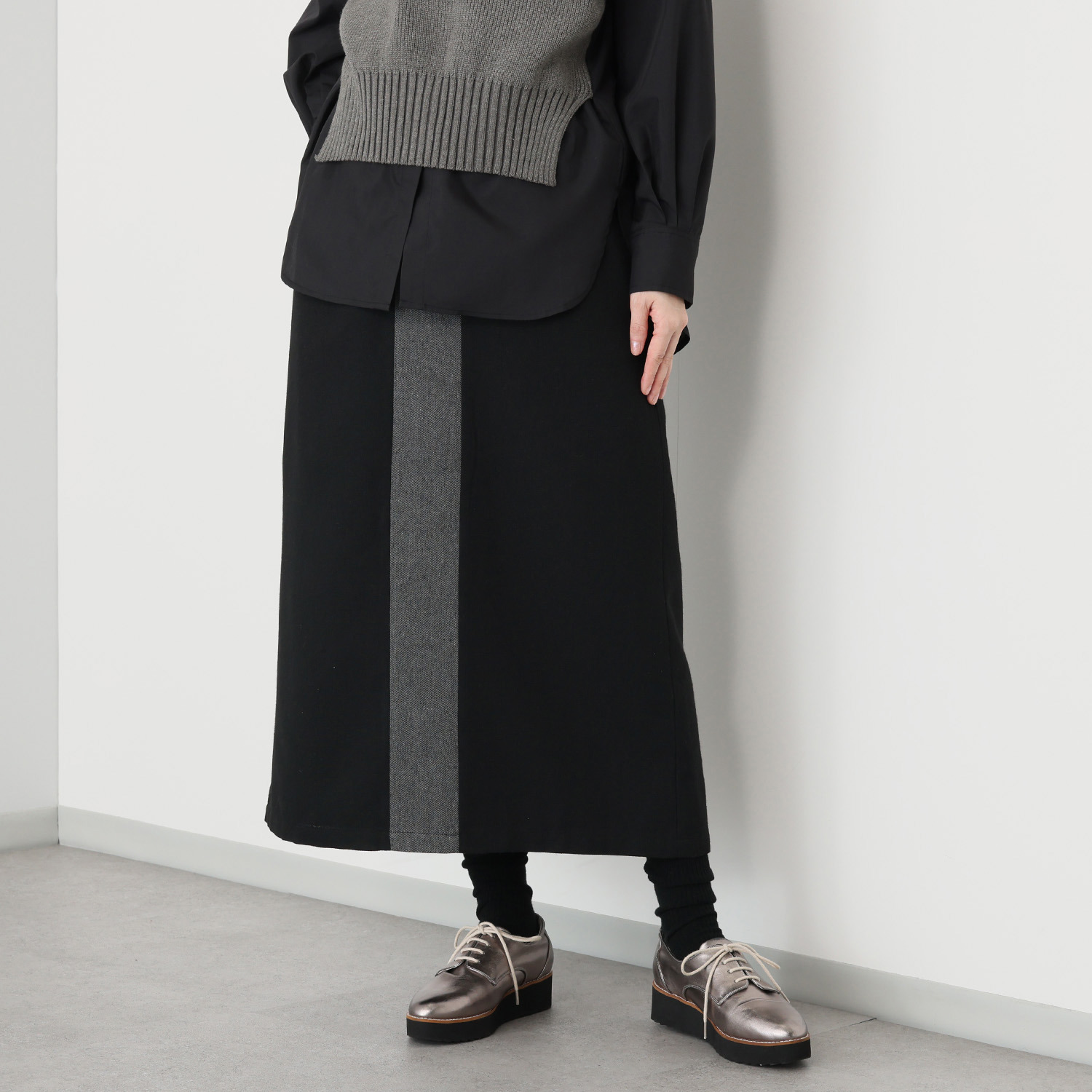 ウノ・ウノ・ドゥーエ ラインアクセントスカート