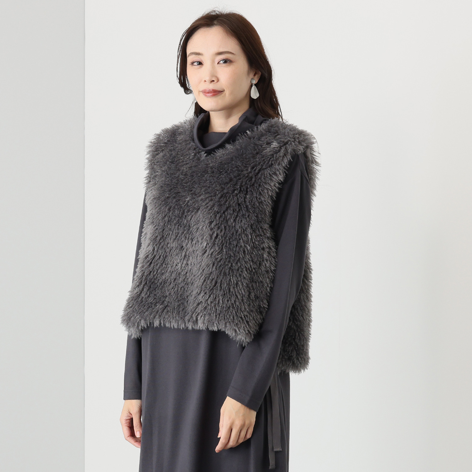 シルバーミントシュガー ふわっとエコファー スエード風リボンで サイズアレンジ自在 おしゃれに少し差をつける Ｖネックベスト