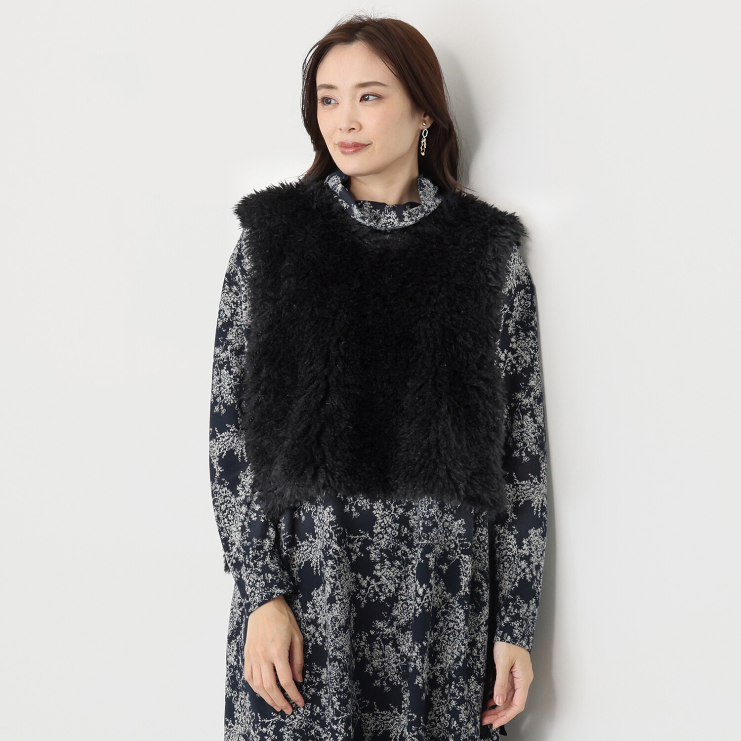 シルバーミントシュガー ふわっとエコファー スエード風リボンで サイズアレンジ自在 おしゃれに少し差をつける Ｖネックベスト