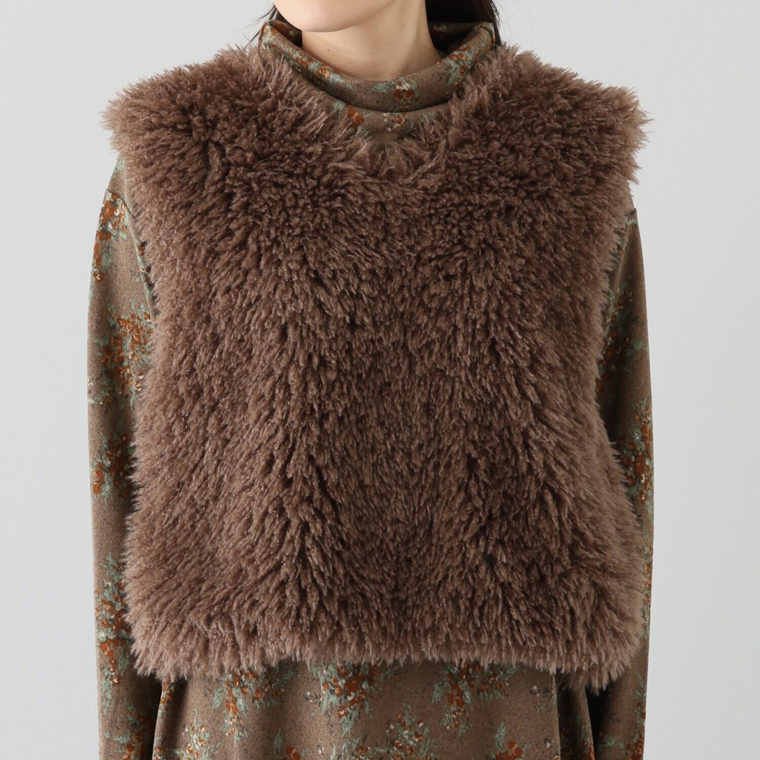 シルバーミントシュガー ふわっとエコファー スエード風リボンで サイズアレンジ自在 おしゃれに少し差をつける Ｖネックベスト