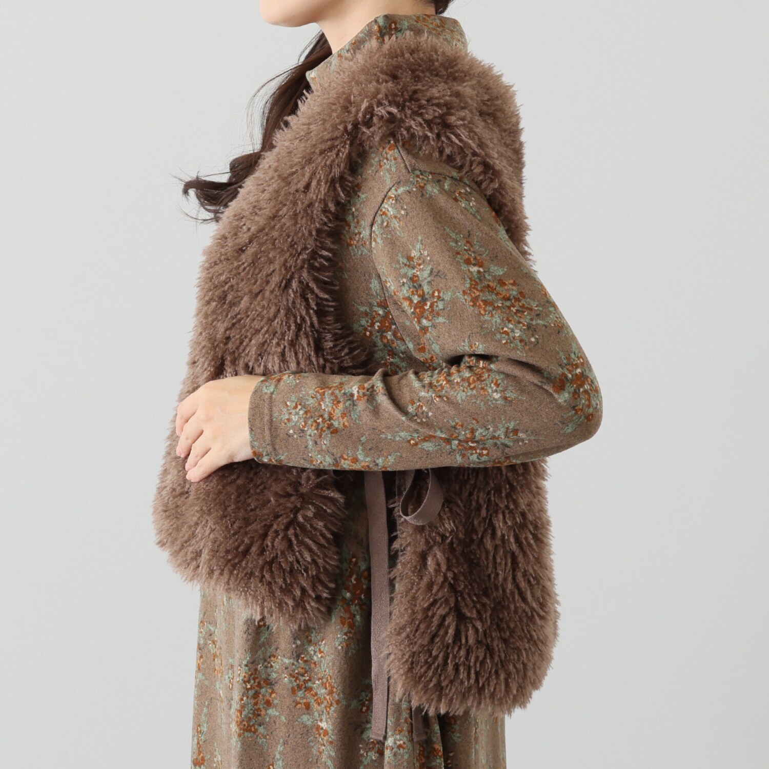 シルバーミントシュガー ふわっとエコファー スエード風リボンで サイズアレンジ自在 おしゃれに少し差をつける Ｖネックベスト