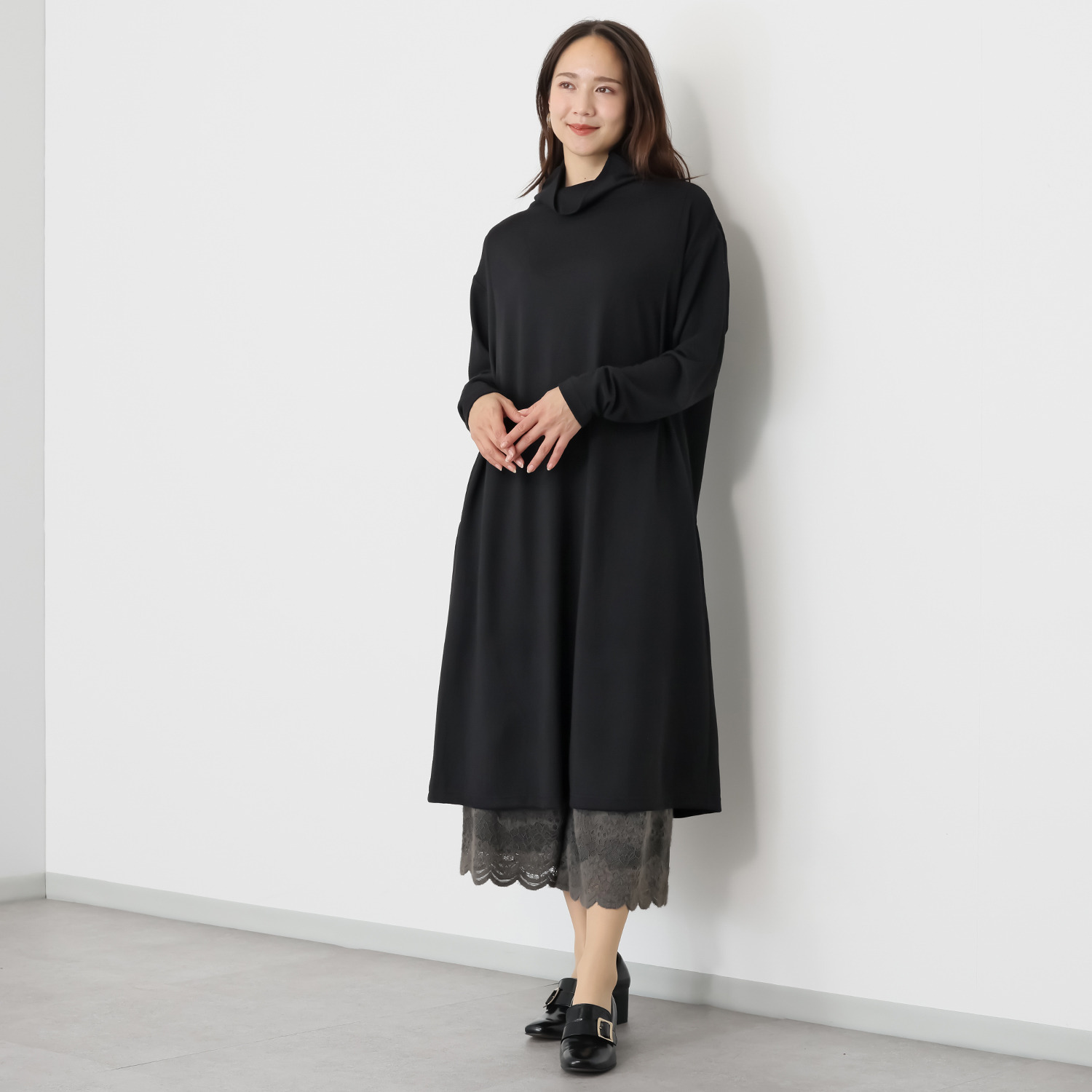 シルバーミントシュガー ゆったりシルエットと ほっそり袖でメリハリ オフタートル ワンピース