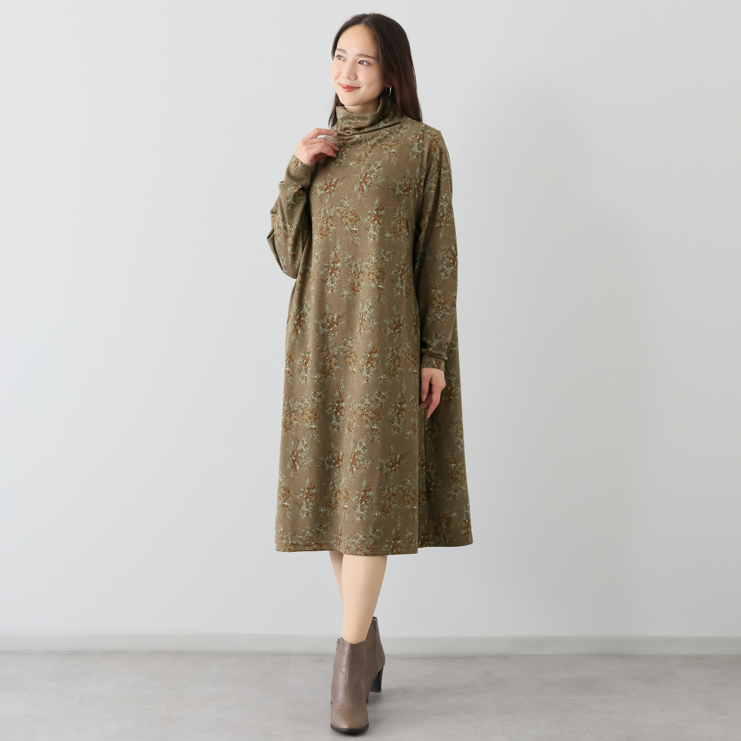 シルバーミントシュガー ゆったりシルエットと ほっそり袖でメリハリ オフタートル ワンピース