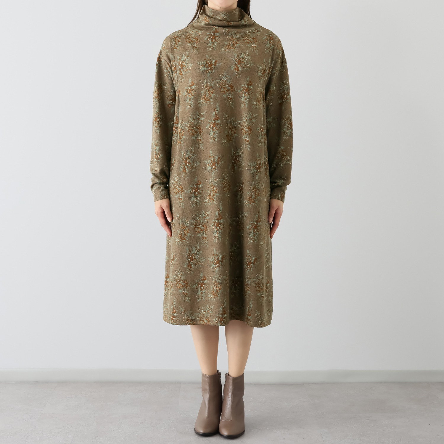 シルバーミントシュガー ゆったりシルエットと ほっそり袖でメリハリ オフタートル ワンピース