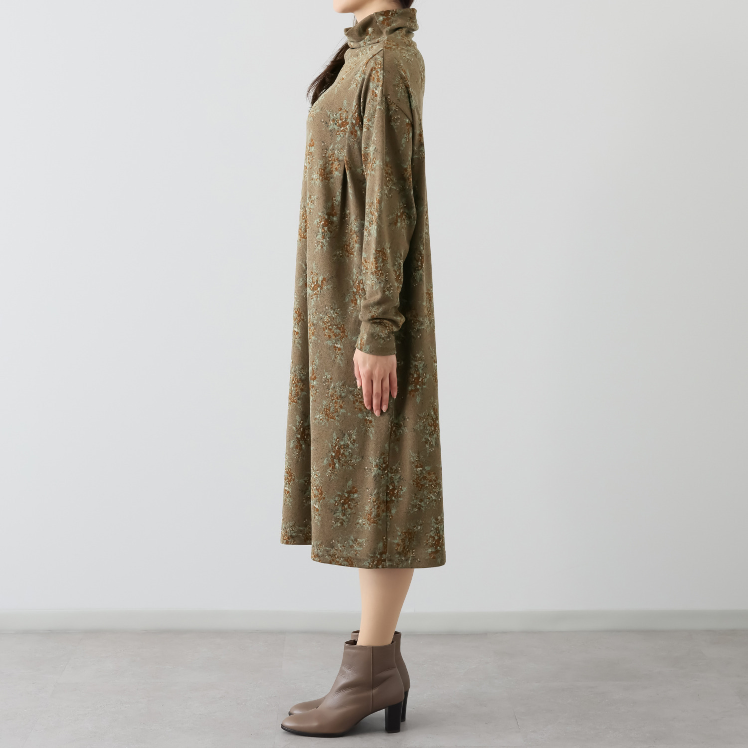 シルバーミントシュガー ゆったりシルエットと ほっそり袖でメリハリ オフタートル ワンピース