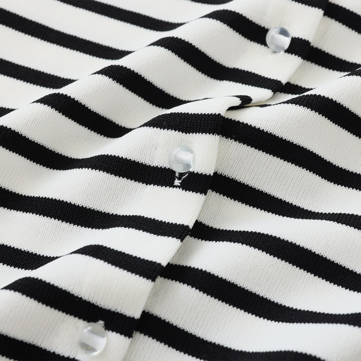 ルクオーレ きれい見え 総針編 ボタンアクセント ニットカーディガン