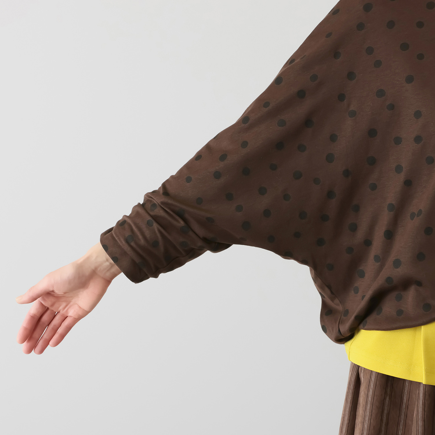 ベルポニー ドットプリント入り ストレッチジャージー使用 リラックスシルエット デザインカーディガン