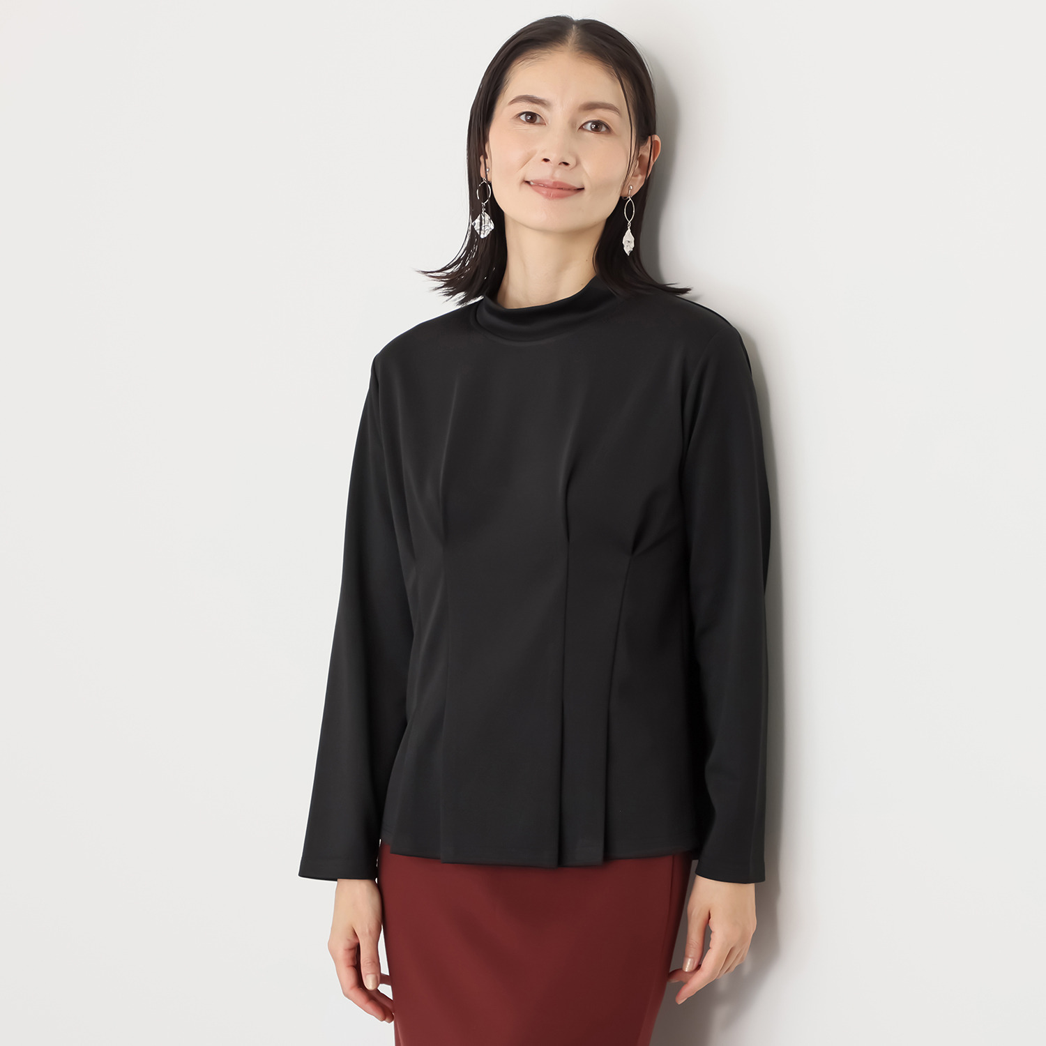 ベルポニー ストレッチジャージー素材 タックデザイン入り ハイネックプルオーバー