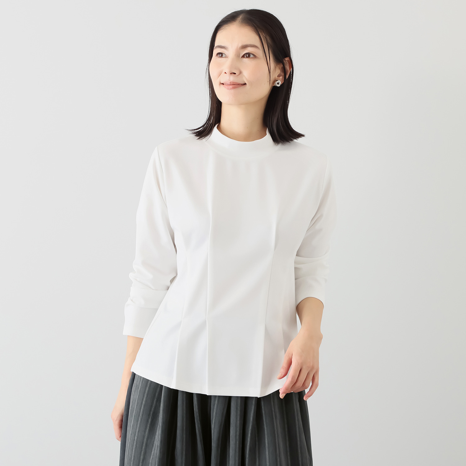 ベルポニー ストレッチジャージー素材 タックデザイン入り ハイネックプルオーバー