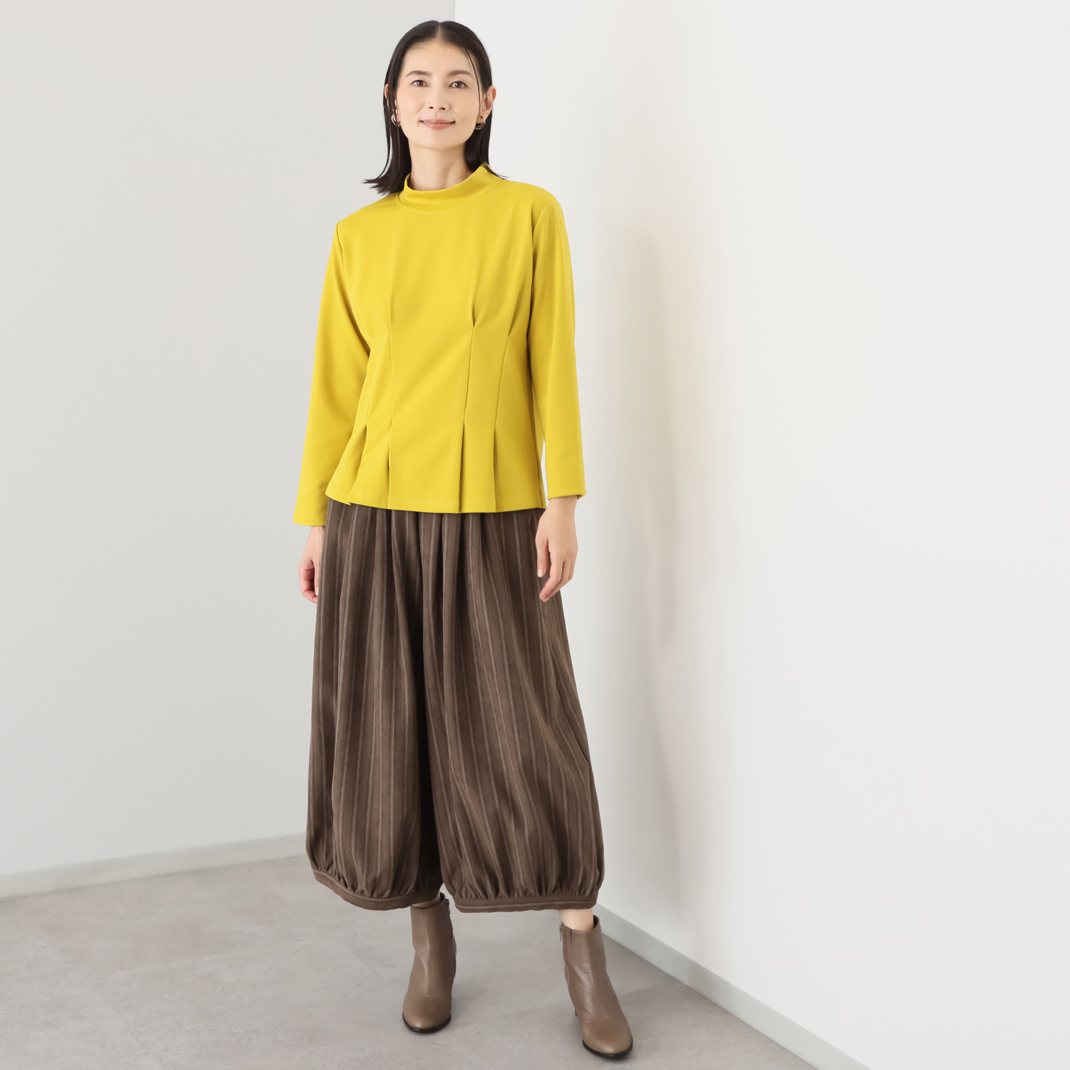 ベルポニー ストレッチジャージー素材 タックデザイン入り ハイネックプルオーバー