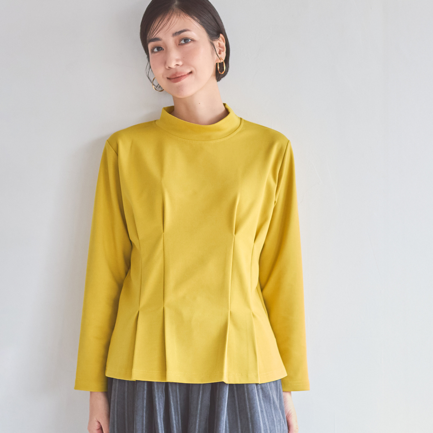 ベルポニー ストレッチジャージー素材 タックデザイン入り ハイネックプルオーバー