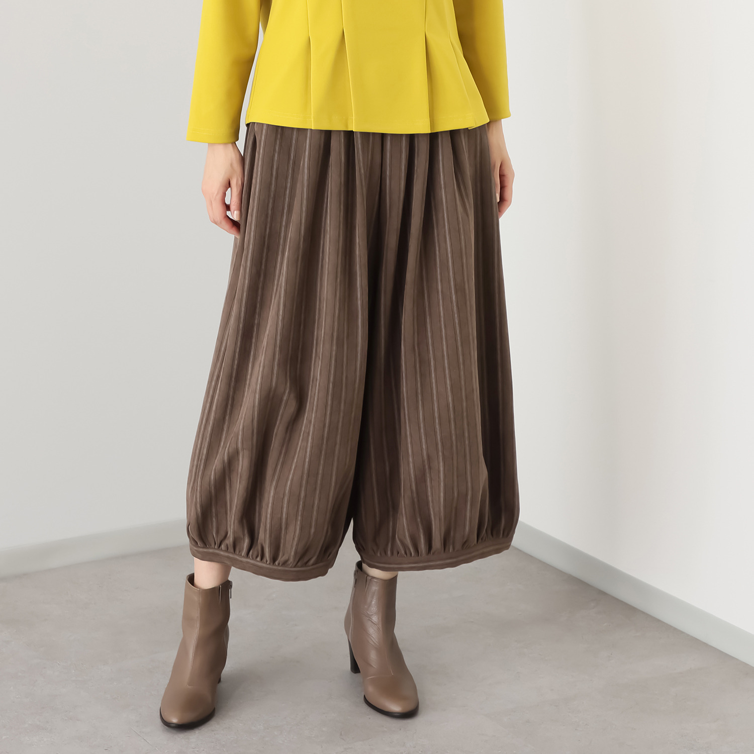 ベルポニー リラックスシルエット ギャザーデザイン ストライプ柄パンツ