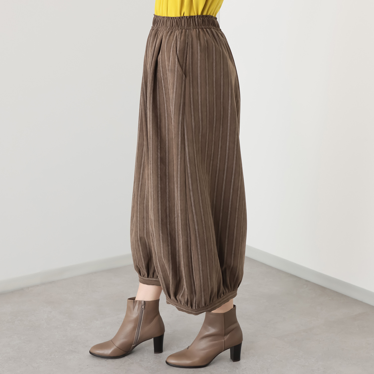 ベルポニー リラックスシルエット ギャザーデザイン ストライプ柄パンツ