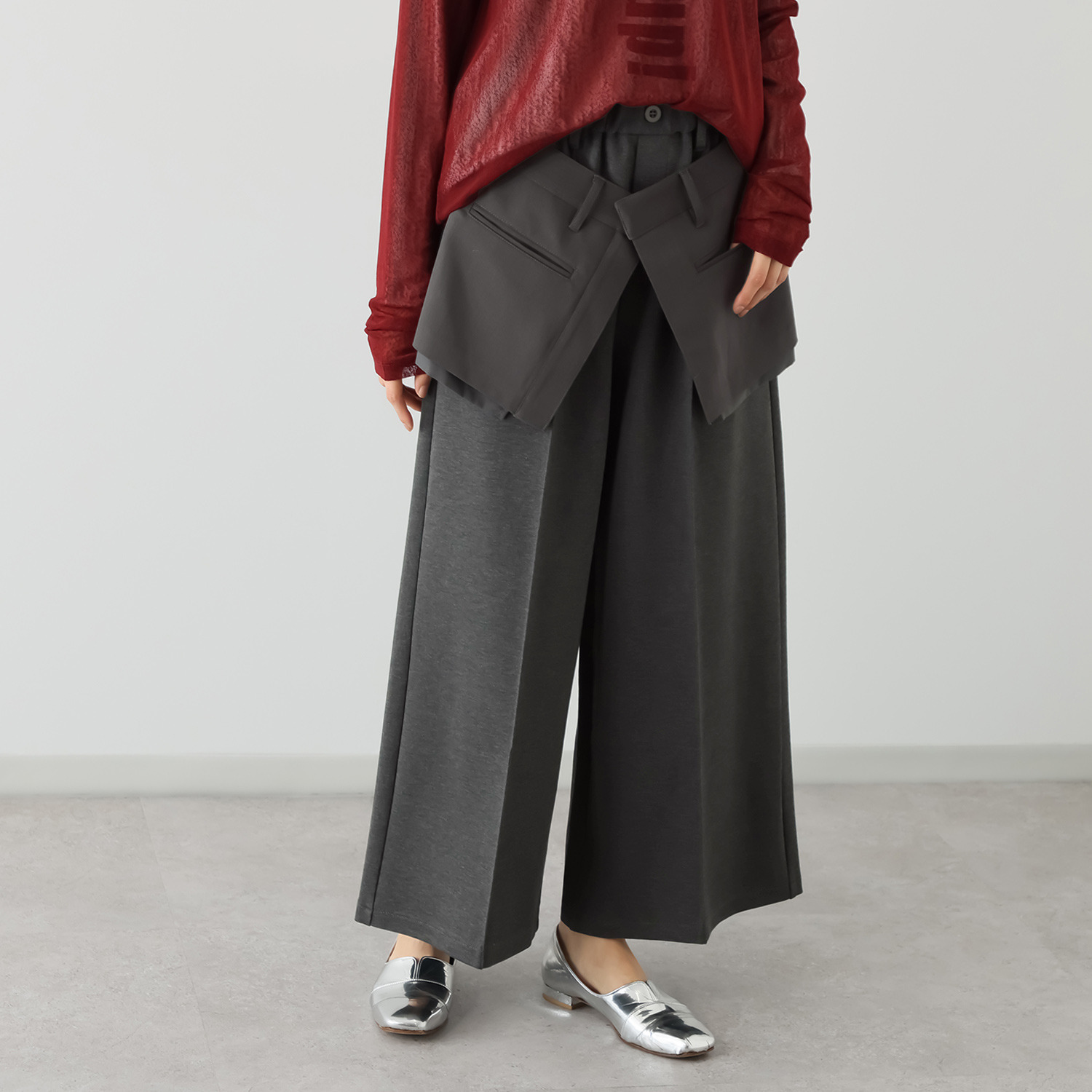 オン　ザ　エッジ 異素材エプロンが モードでＮＥＷ センタータックで脚長見え ワイドパンツ