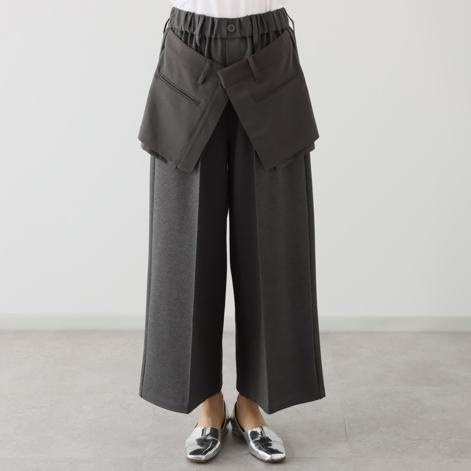 オン　ザ　エッジ 異素材エプロンが モードでＮＥＷ センタータックで脚長見え ワイドパンツ