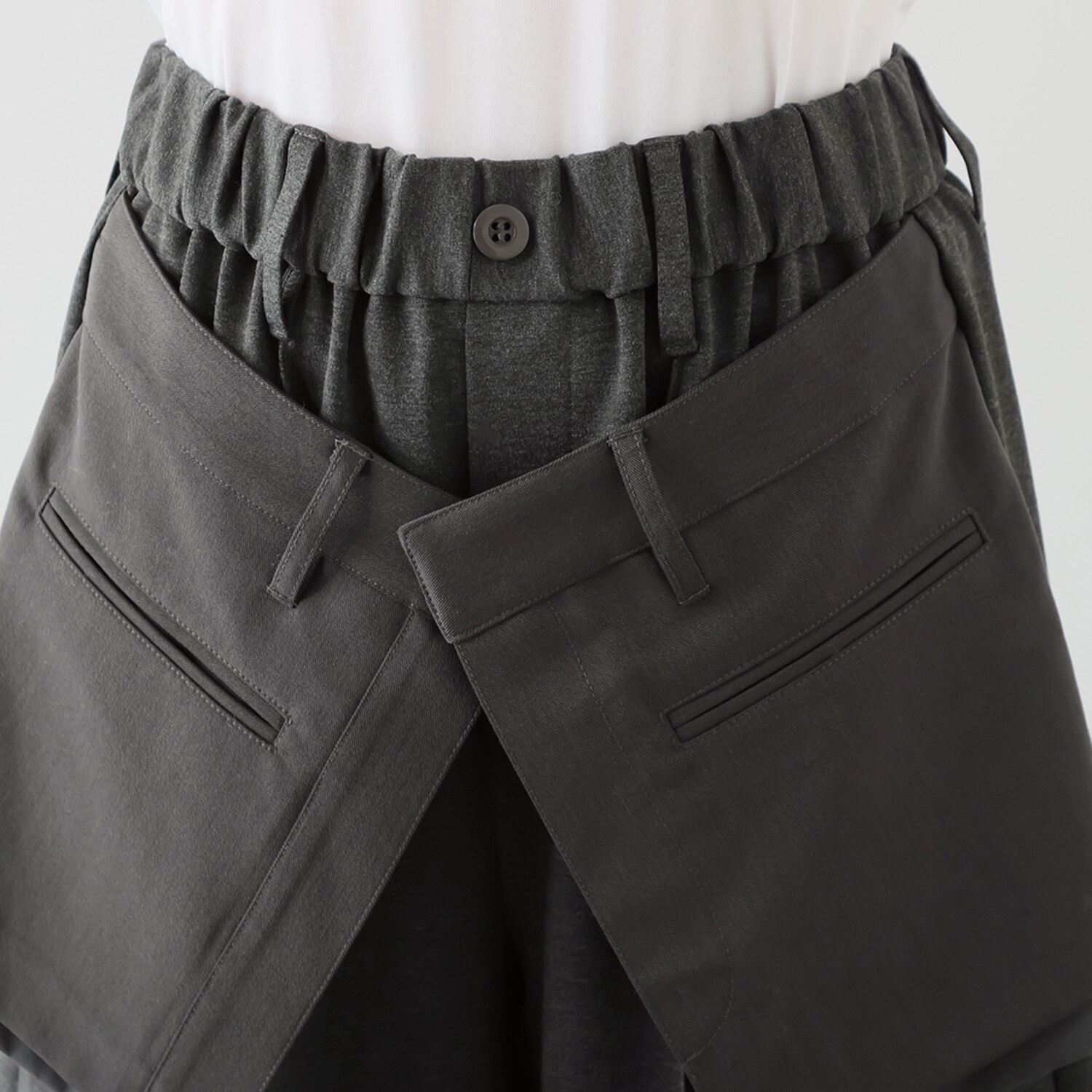 オン　ザ　エッジ 異素材エプロンが モードでＮＥＷ センタータックで脚長見え ワイドパンツ