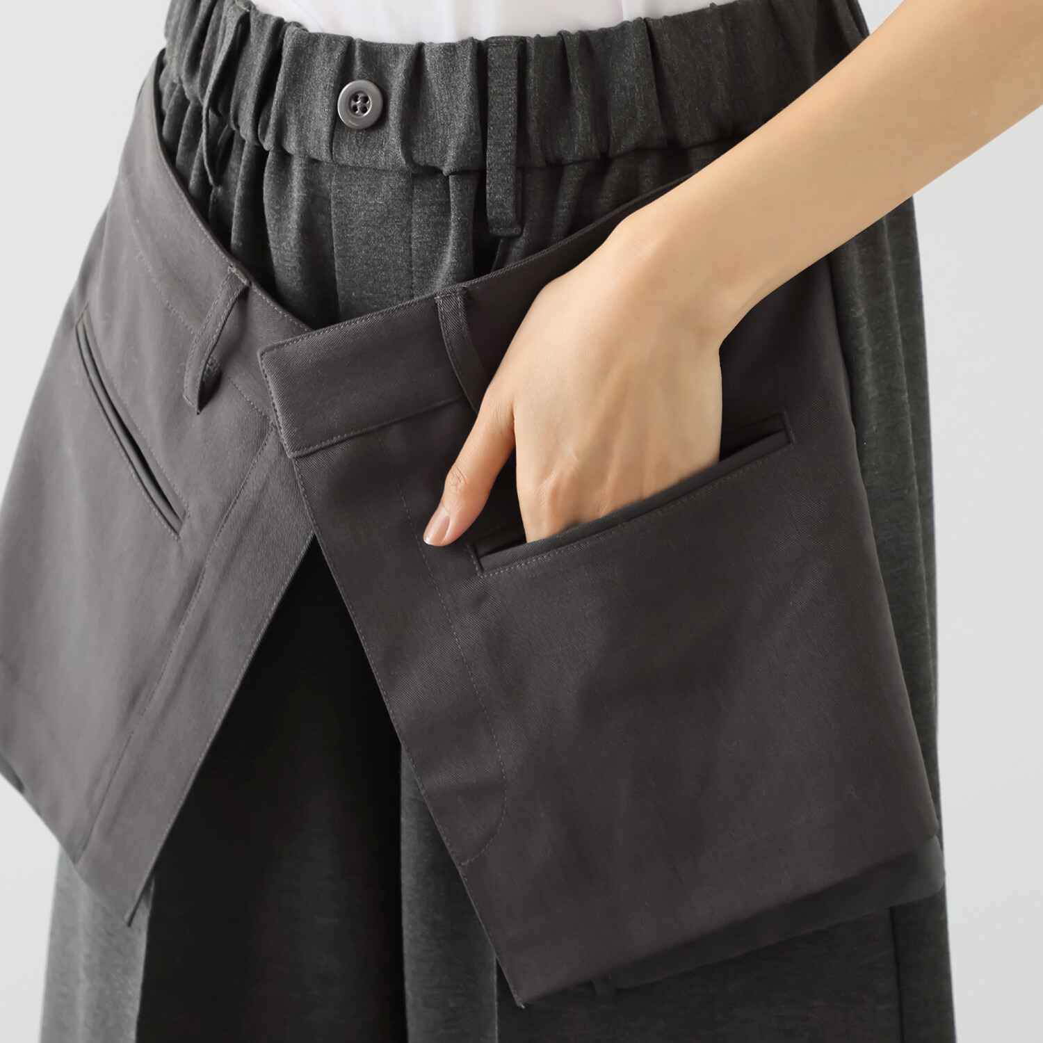 オン　ザ　エッジ 異素材エプロンが モードでＮＥＷ センタータックで脚長見え ワイドパンツ