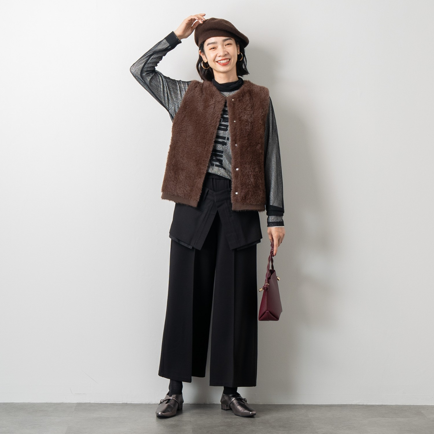 オン　ザ　エッジ 異素材エプロンが モードでＮＥＷ センタータックで脚長見え ワイドパンツ