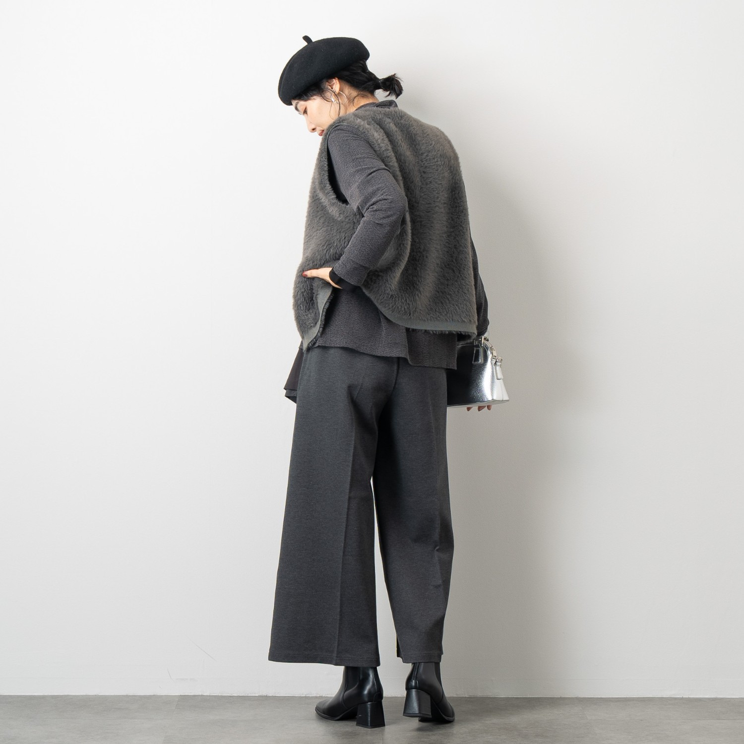 オン　ザ　エッジ 異素材エプロンが モードでＮＥＷ センタータックで脚長見え ワイドパンツ