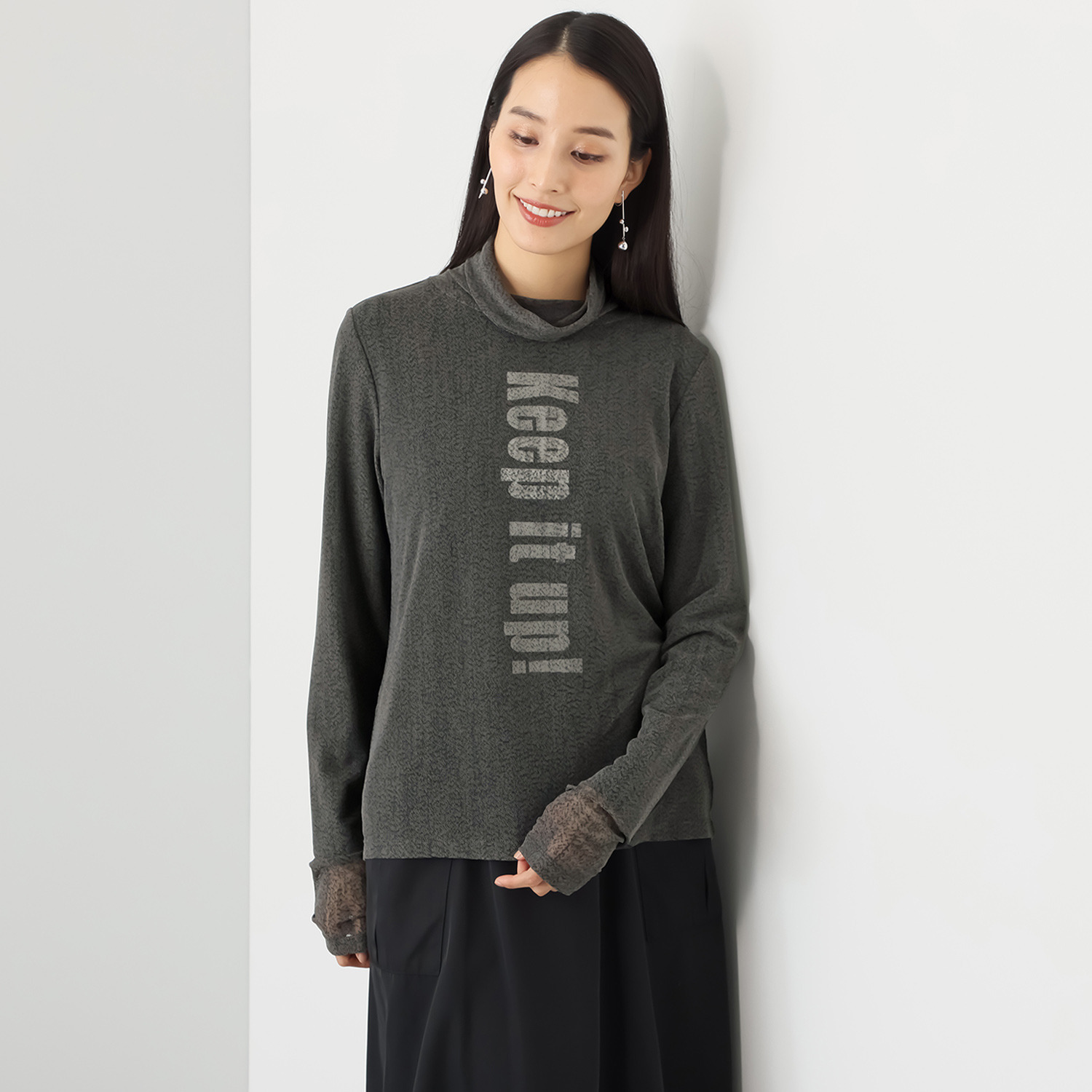 オン　ザ　エッジ メッシュレイヤード ロゴデザイン タートルネック プルオーバー