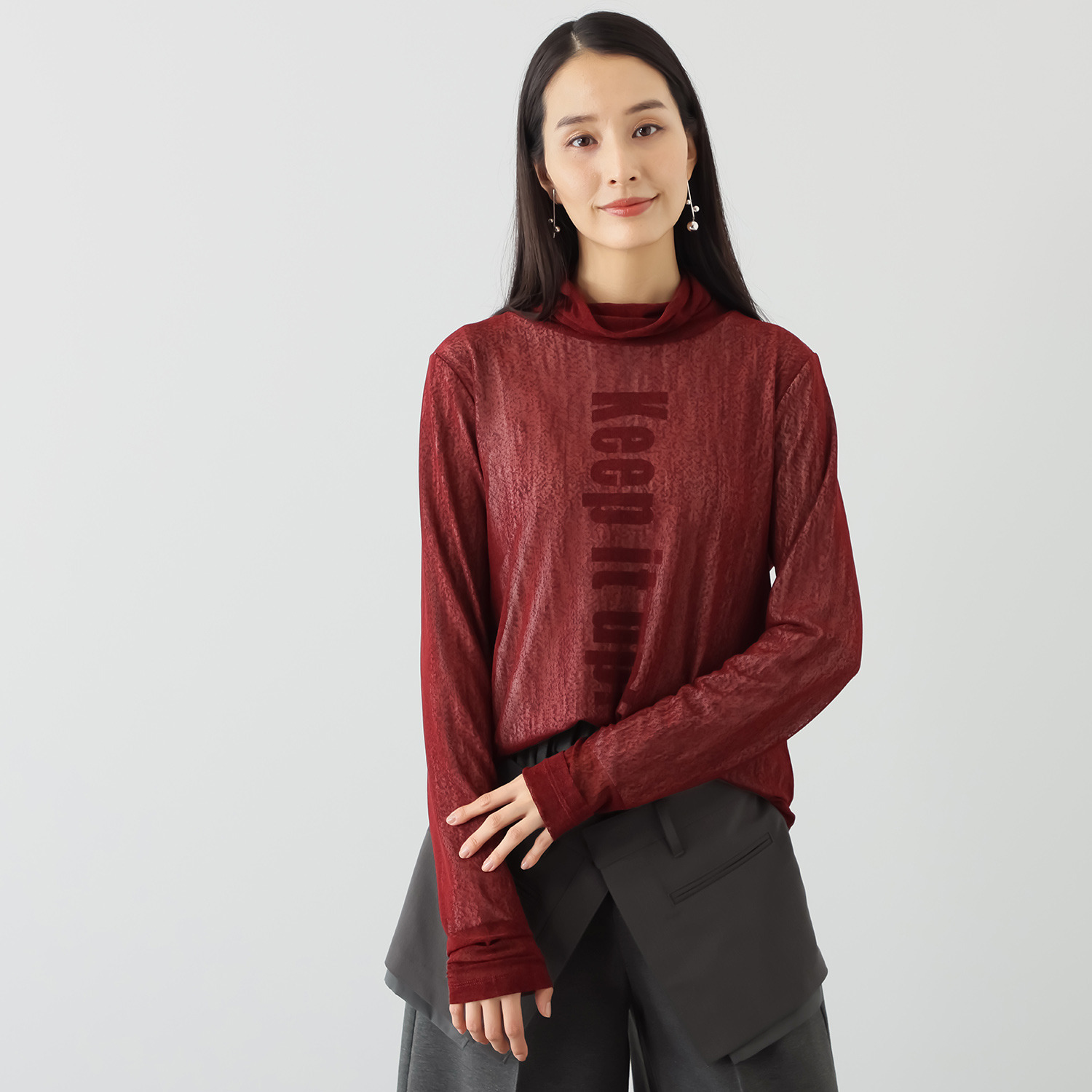 オン　ザ　エッジ メッシュレイヤード ロゴデザイン タートルネック プルオーバー