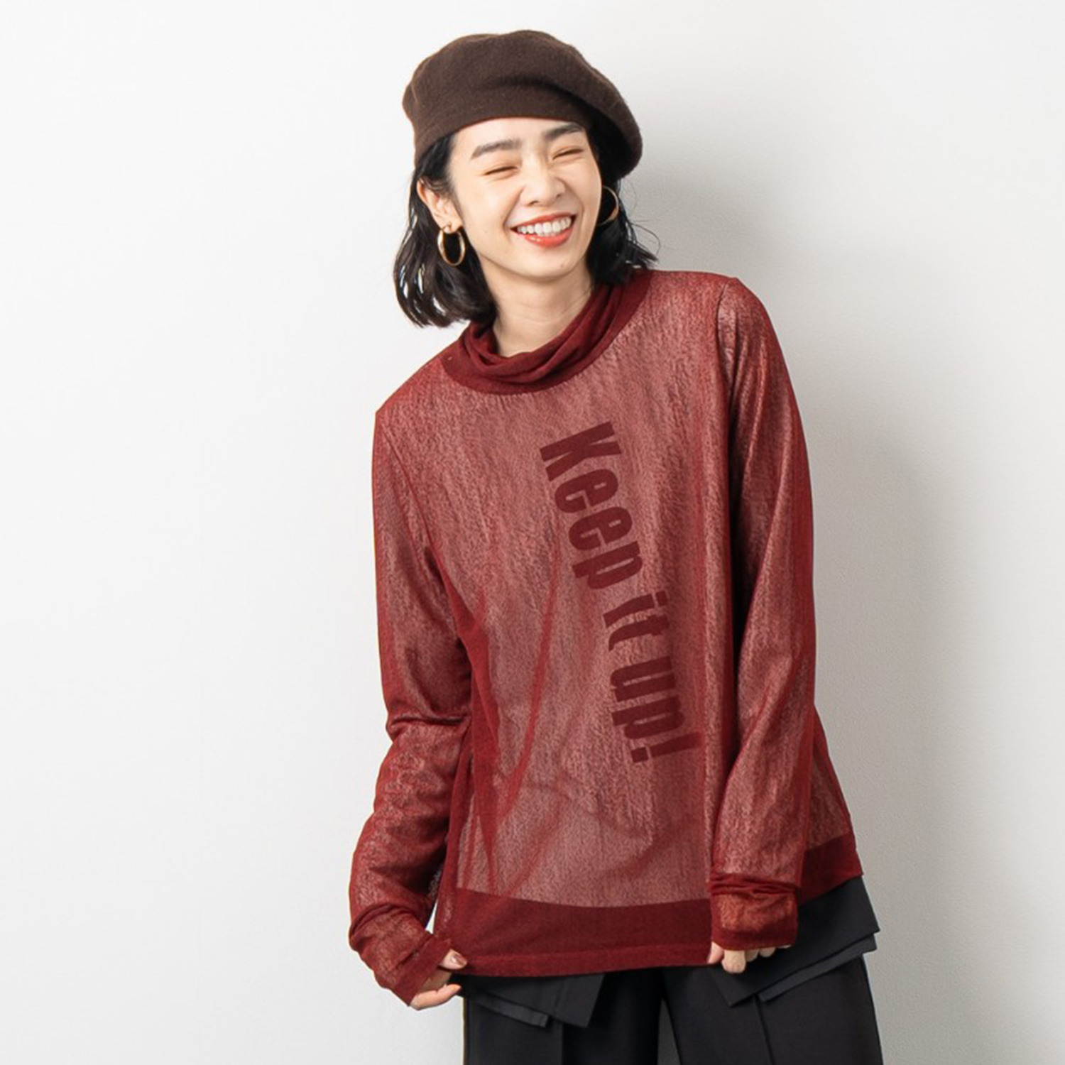 オン　ザ　エッジ メッシュレイヤード ロゴデザイン タートルネック プルオーバー