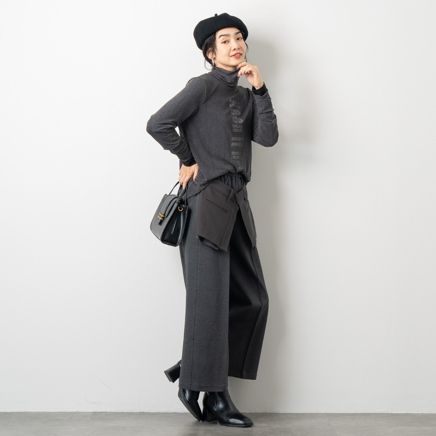 オン　ザ　エッジ メッシュレイヤード ロゴデザイン タートルネック プルオーバー