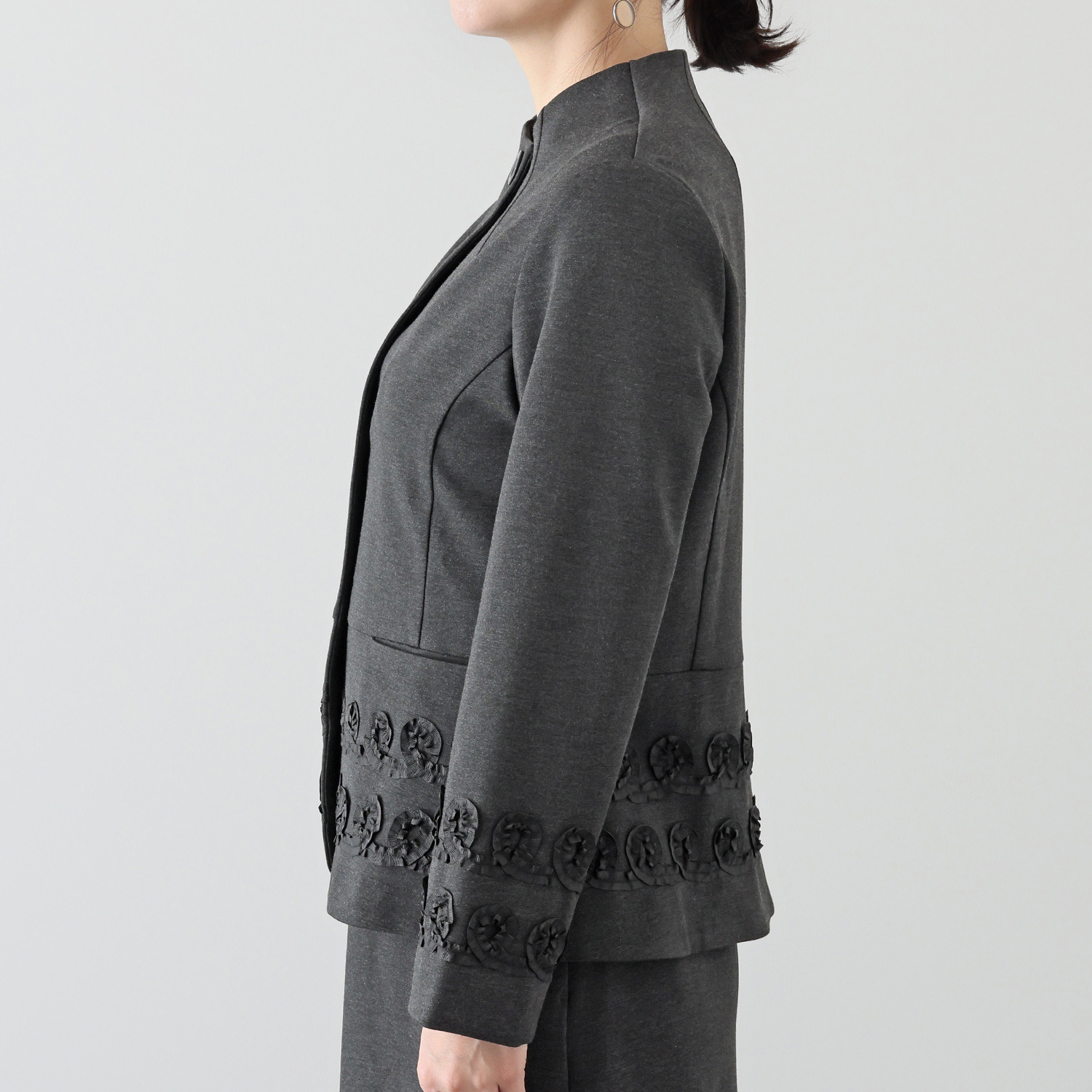 エムジェイアール　バイ マチコ　ジント　ロンドン リボン刺しゅうモティーフ ペプラム切替 ジャージージャケット