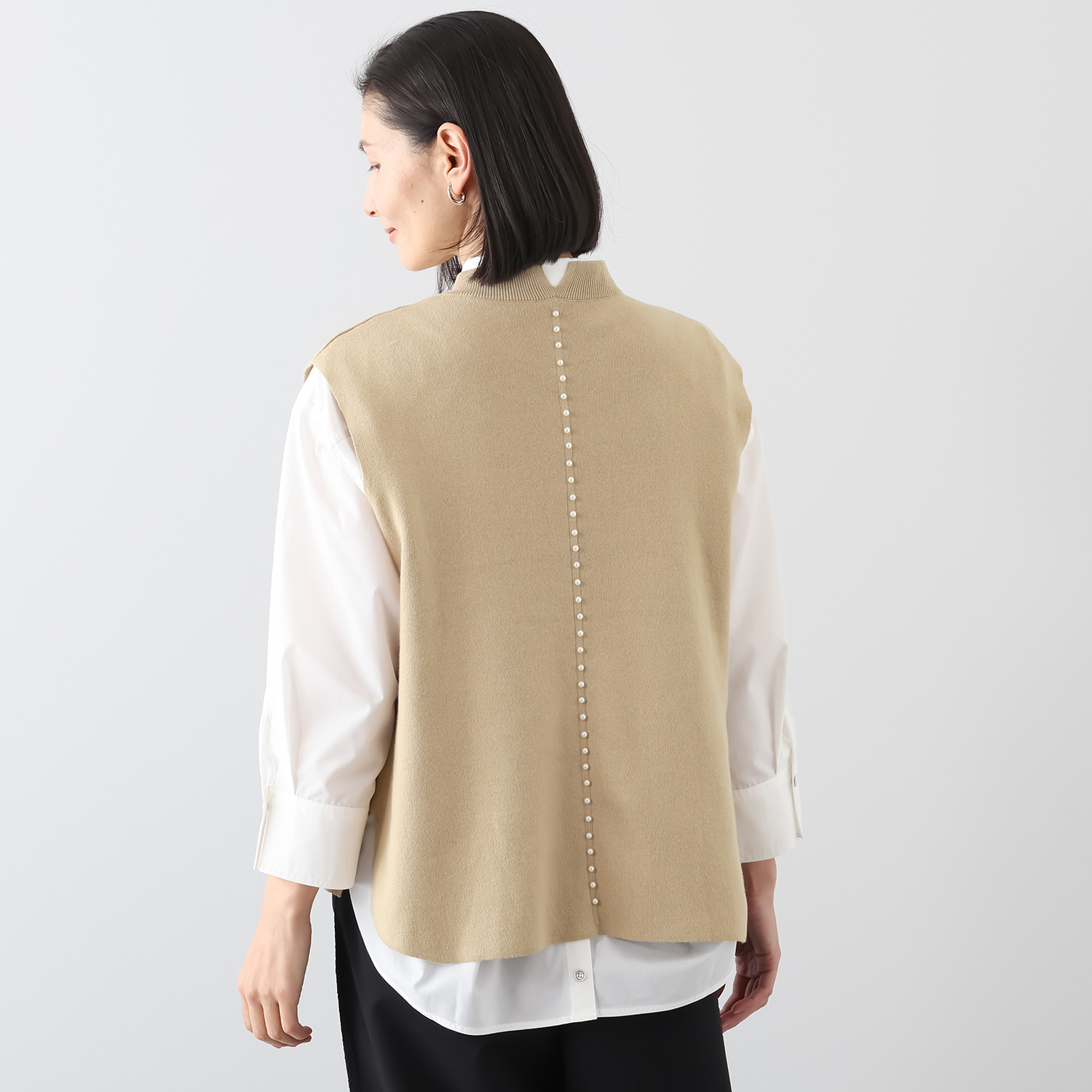 ラヴィーコンフォート コットン１００％ 後ろ身頃の パール風ビジュウが アクセント ハイネックニットベスト