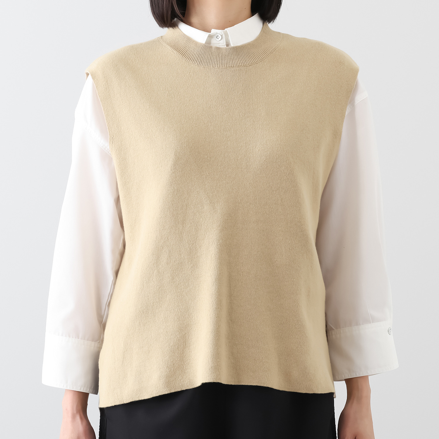 ラヴィーコンフォート コットン１００％ 後ろ身頃の パール風ビジュウが アクセント ハイネックニットベスト