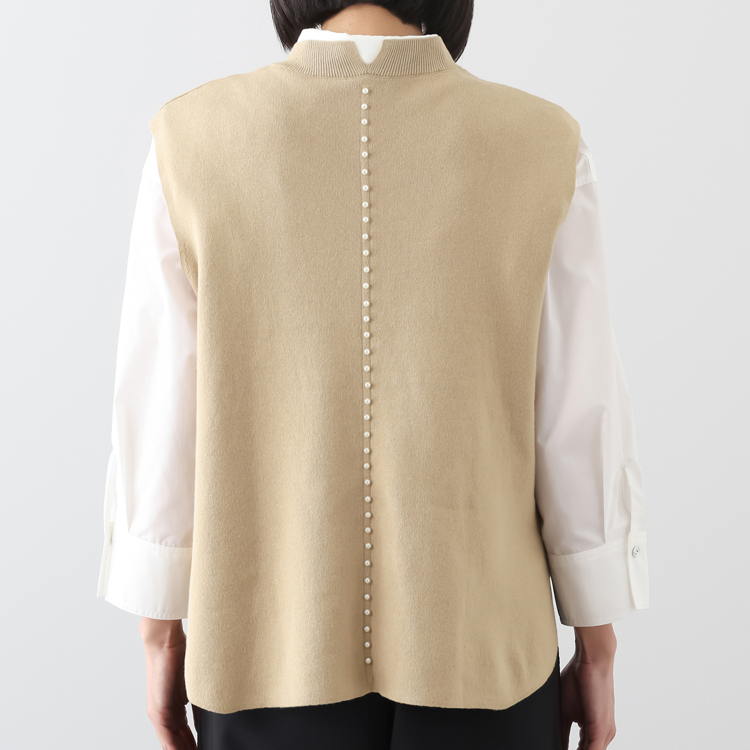 ラヴィーコンフォート コットン１００％ 後ろ身頃の パール風ビジュウが アクセント ハイネックニットベスト
