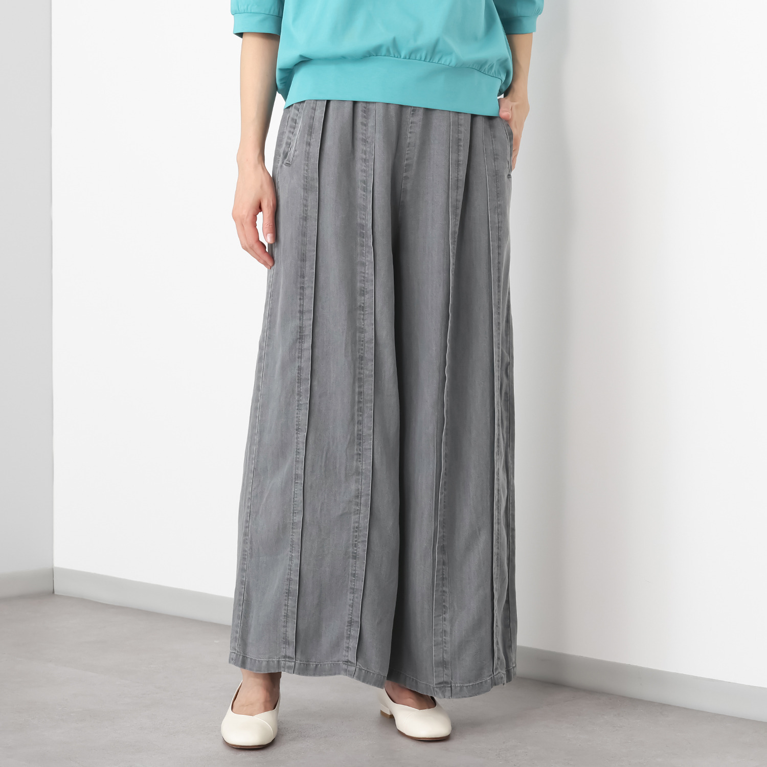 ラヴィーコンフォート タック＆リブアクセント 落ち感と シルエットが美しい セルデニムパンツ