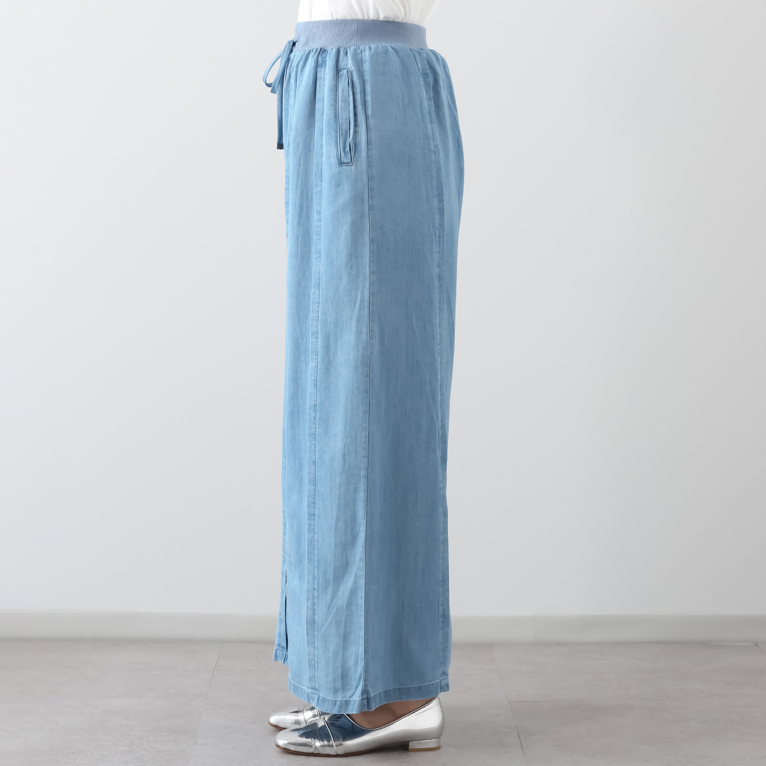 ラヴィーコンフォート タック＆リブアクセント 落ち感と シルエットが美しい セルデニムパンツ