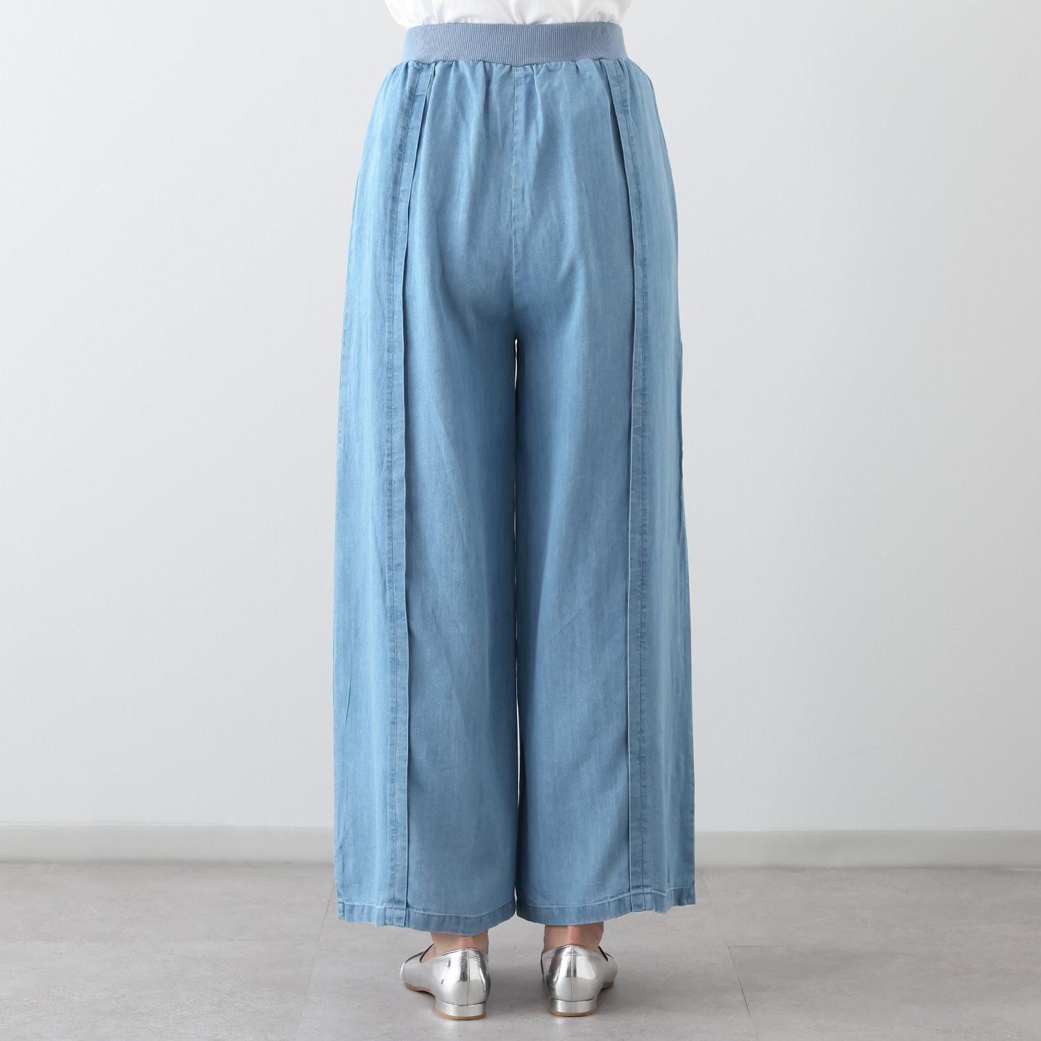 ラヴィーコンフォート タック＆リブアクセント 落ち感と シルエットが美しい セルデニムパンツ