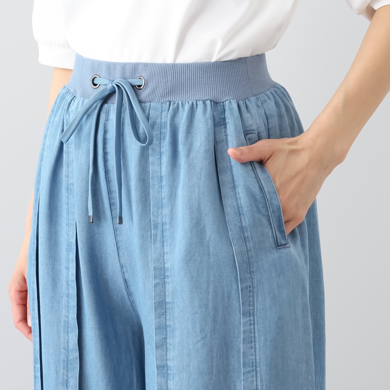 ラヴィーコンフォート タック＆リブアクセント 落ち感と シルエットが美しい セルデニムパンツ