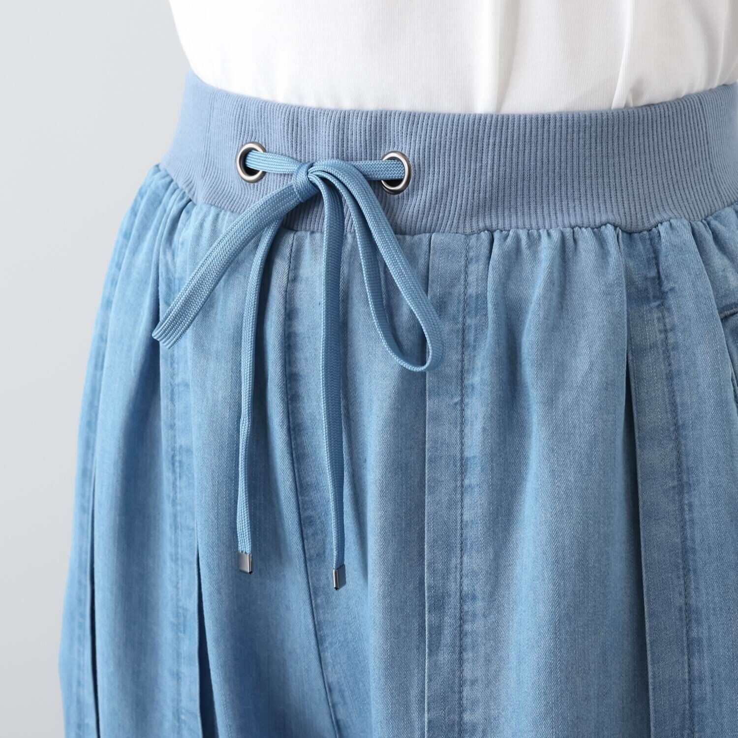 ラヴィーコンフォート タック＆リブアクセント 落ち感と シルエットが美しい セルデニムパンツ