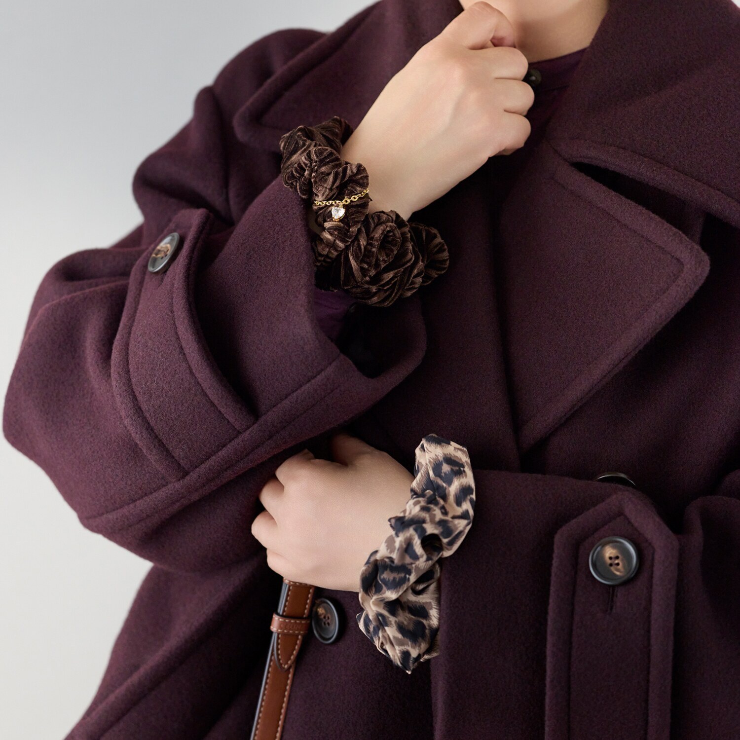 シマ・リリアーナ レオパード柄＆ チャーム付 ベルベットシュシュ ２点セット