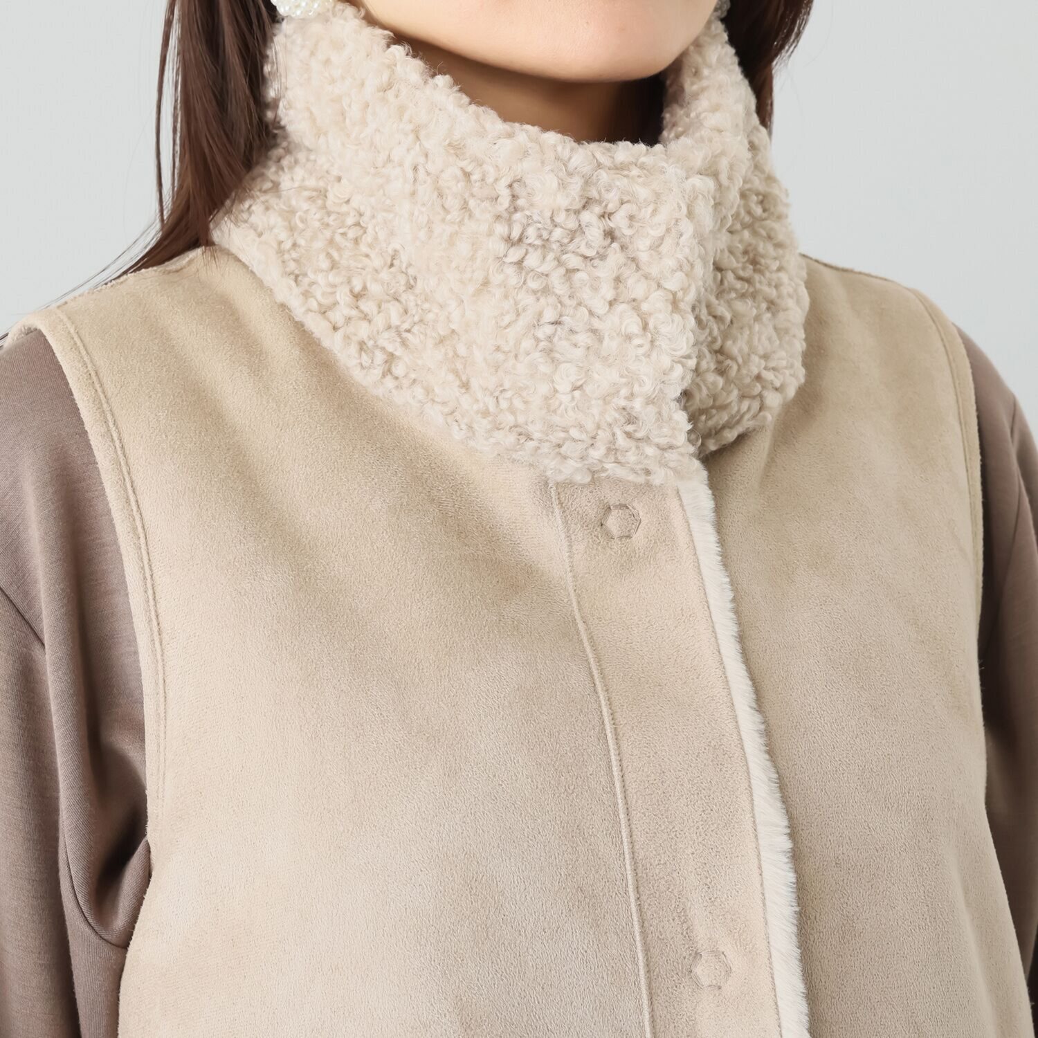 ゼラールスポーツ フェイクムートン リバーシブルで楽しめる ファー切替デザイン スタンドネックロングジレ