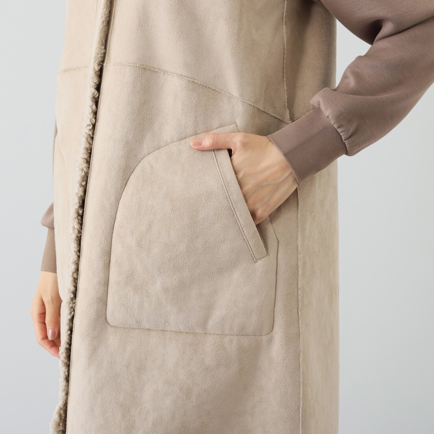 ゼラールスポーツ フェイクムートン リバーシブルで楽しめる ファー切替デザイン スタンドネックロングジレ